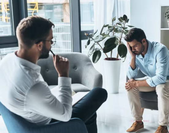 在关系里总觉得“委屈”？可能掉入了“受害者—迫害者—拯救者”的戏剧三角形